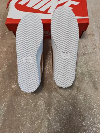 Nike Cortez Blancas y Doradas