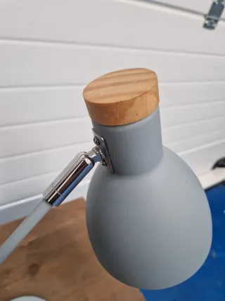 Lámpara de mesa gris y madera