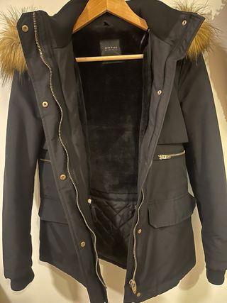 Parka Zara Negra con Capucha y Pelo