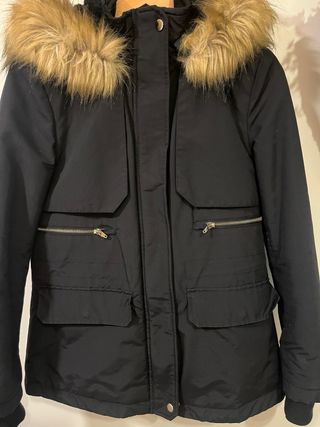Parka Zara Negra con Capucha y Pelo