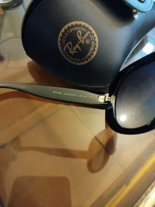 Gafas de sol Ray-Ban negras y marrones