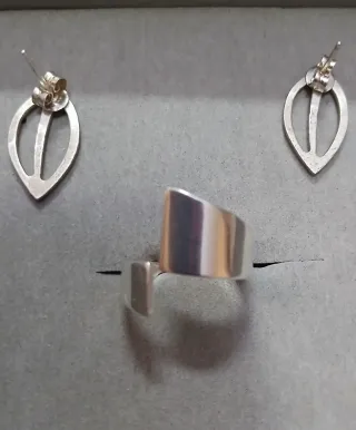 Conjunto de Plata: Anillo y Pendientes