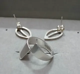 Conjunto de Plata: Anillo y Pendientes