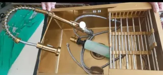 Lavabo dorado con grifo