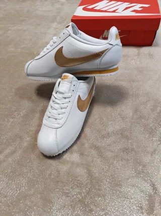 Nike Cortez Blancas y Doradas