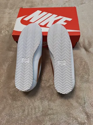 Nike Cortez Blancas y Doradas