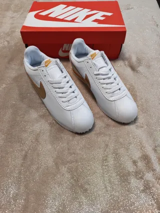 Nike Cortez Blancas y Doradas