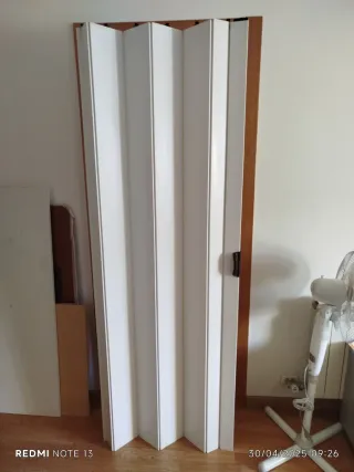 Puerta plegable blanca