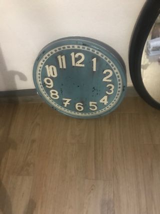 Reloj de pared azul sin agujas