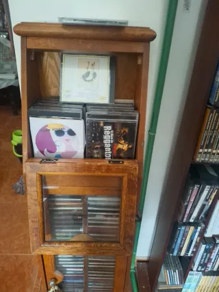 Vitrina madera con CDs 80 o más cd variados