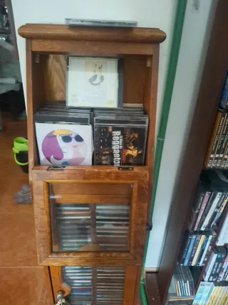 Vitrina madera con CDs 80 o más cd variados