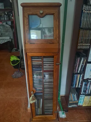 Vitrina madera con CDs 80 o más cd variados