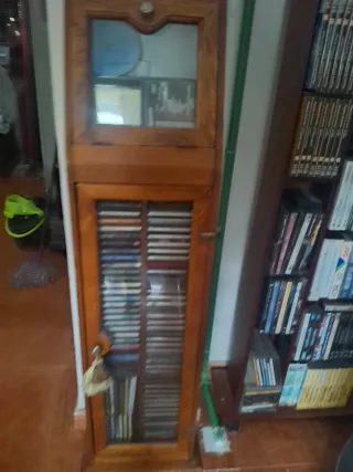 Vitrina madera con CDs 80 o más cd variados
