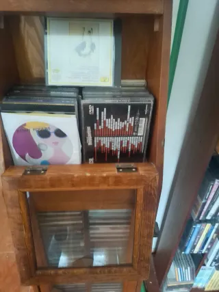 Vitrina madera con CDs 80 o más cd variados