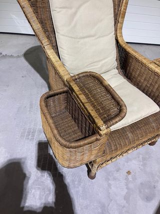 Butaca de mimbre beige y marrón, origen Sudáfrica