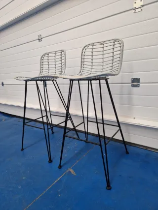 2 Taburetes Altos Diseño Metal y ratan
