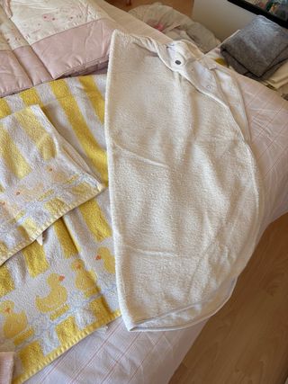 Lote Bebé: Toallas, Biberones, Manta y Forro Cuna