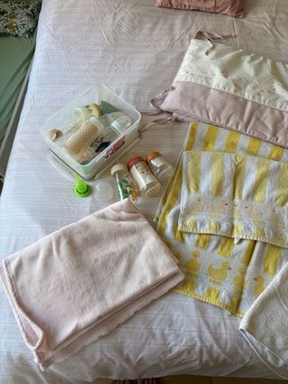 Lote Bebé: Toallas, Biberones, Manta y Forro Cuna