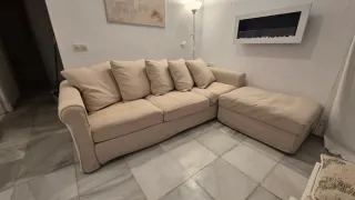 Puf de tela beige con almacenaje. Omonueo