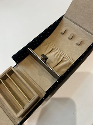 Joyero Negro con Detalles Plateados