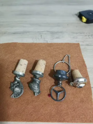 4 tappi per bottiglia di vino: sughero e metallo