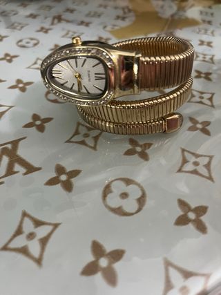 Reloj de pulsera dorado con diseño serpiente