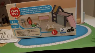 Casa de muñecas con figuras