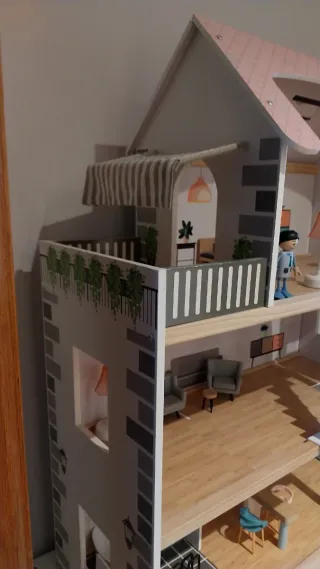 Casa de muñecas con figuras