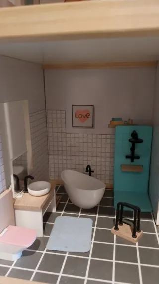 Casa de muñecas con figuras