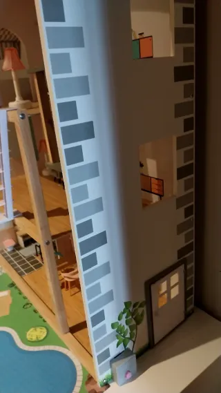 Casa de muñecas con figuras