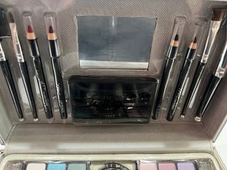 Maletín de maquillaje plateado