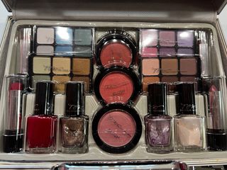 Maletín de maquillaje plateado