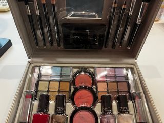 Maletín de maquillaje plateado