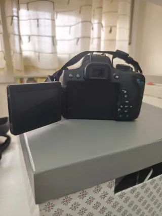 Cámara Canon con objetivo y mochila