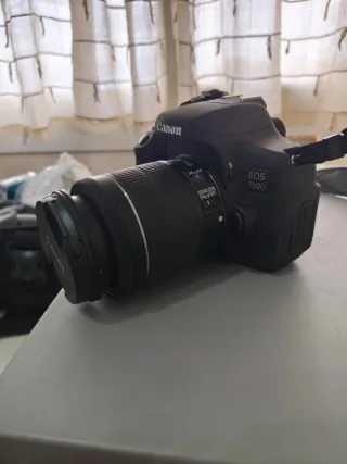 Cámara Canon con objetivo y mochila