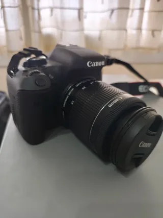 Cámara Canon con objetivo y mochila