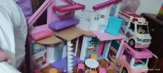 Casa de bonecas e ambulância