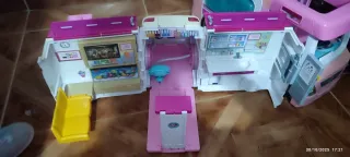 Casa de bonecas e ambulância