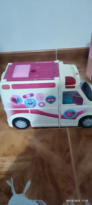 Casa de bonecas e ambulância