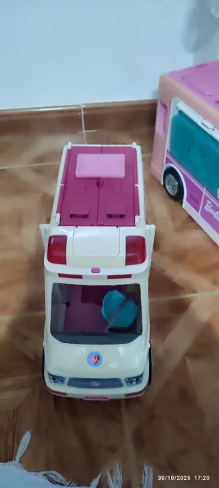 Casa de bonecas e ambulância