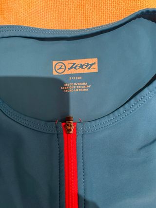 Maillot Zoot azul con cremallera naranja