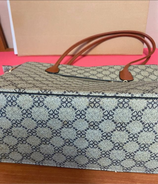 Bolso gris con detalles dorados