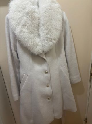 Abrigo Guess blanco con cuello de pelo