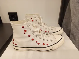 Zapatillas Converse Blancas Corazones Rojos.