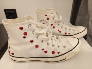 Zapatillas Converse Blancas Corazones Rojos.