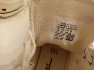 Zapatillas Converse Blancas Corazones Rojos.