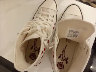 Zapatillas Converse Blancas Corazones Rojos.