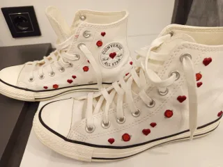 Zapatillas Converse Blancas Corazones Rojos.