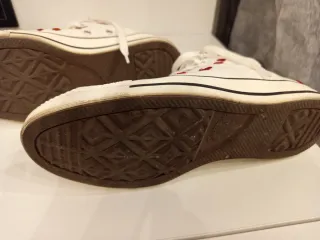 Zapatillas Converse Blancas Corazones Rojos.