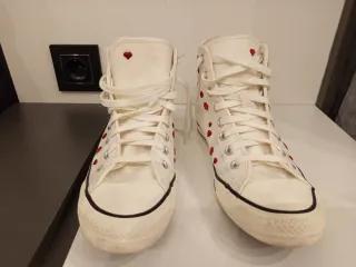 Zapatillas Converse Blancas Corazones Rojos.